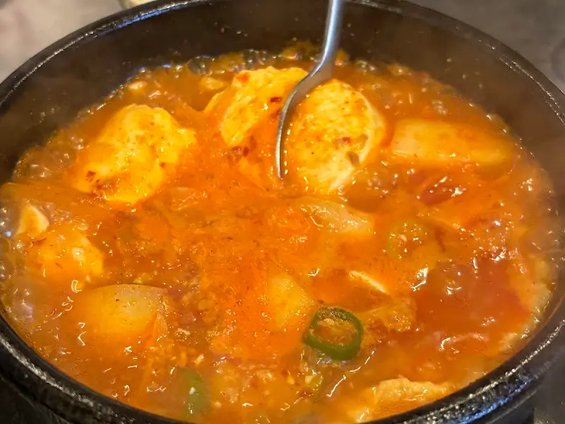 보글보글 끓는 순두부찌개