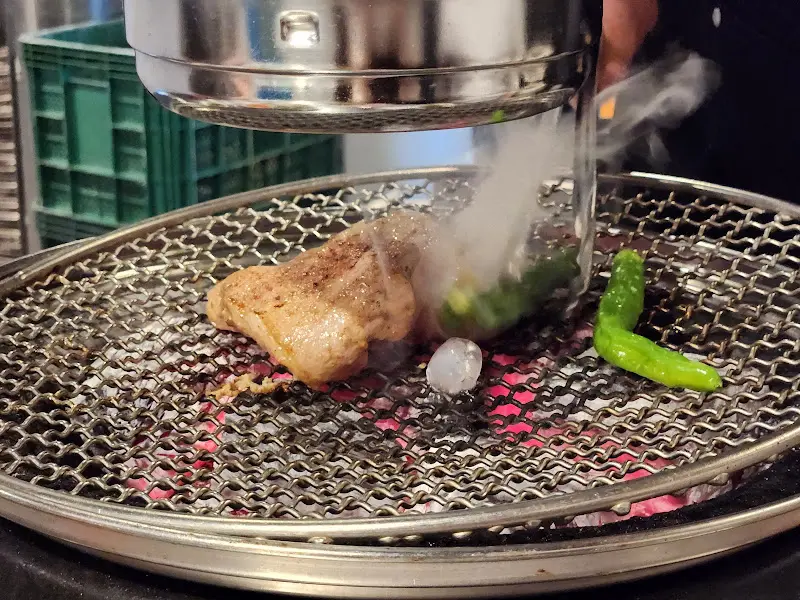 숯불에 구워지는 염통과 마늘