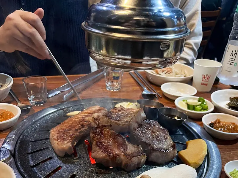 불판 위에서 익어가는 뒷고기