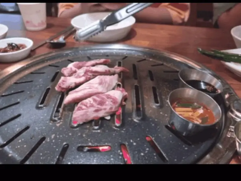 불판 위에서 익어가는 뒷고기