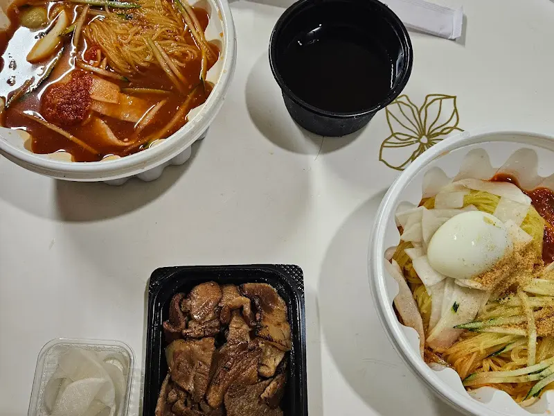 포장된 밀면과 석쇠불고기