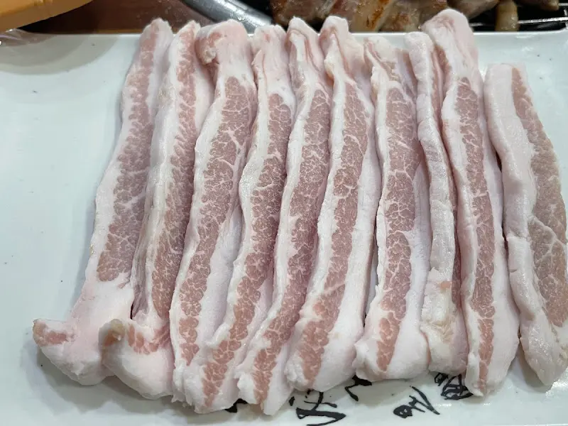 정갈하게 담긴 삼겹살