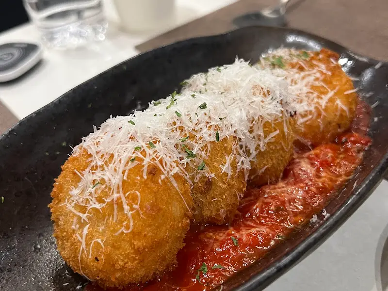 솥밥과 함께 제공되는 미역국