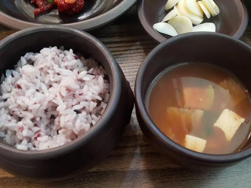 항아리에 담겨 나온 밥과 된장국