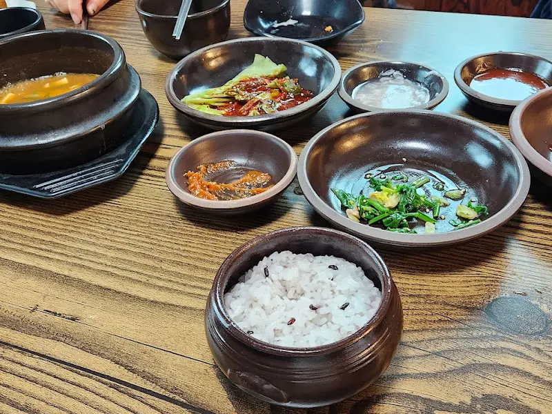 항아리에 담겨 나온 다양한 반찬들