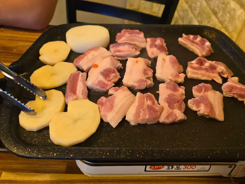 불판 위의 삼겹살