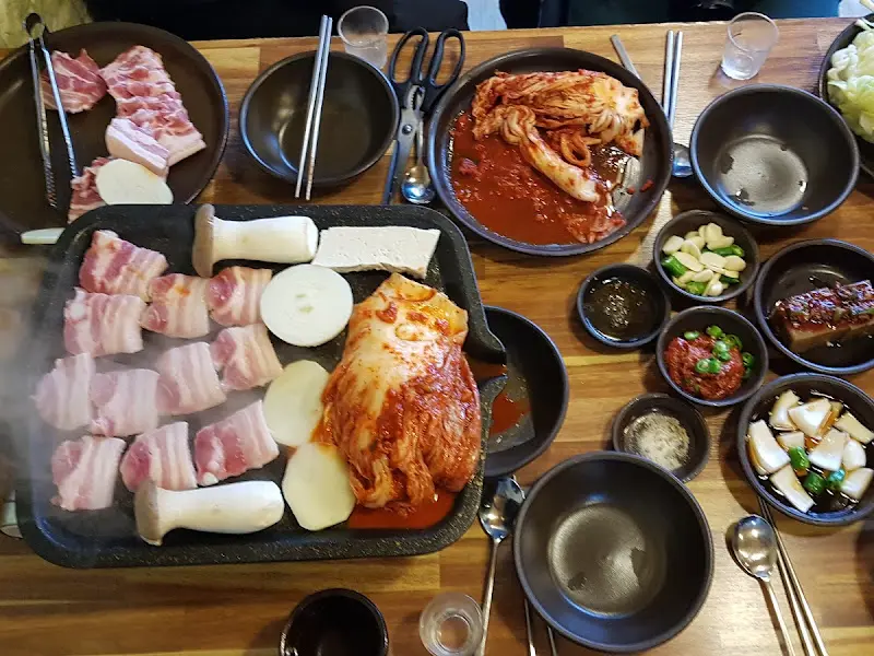 불판 위의 삼겹살과 김치