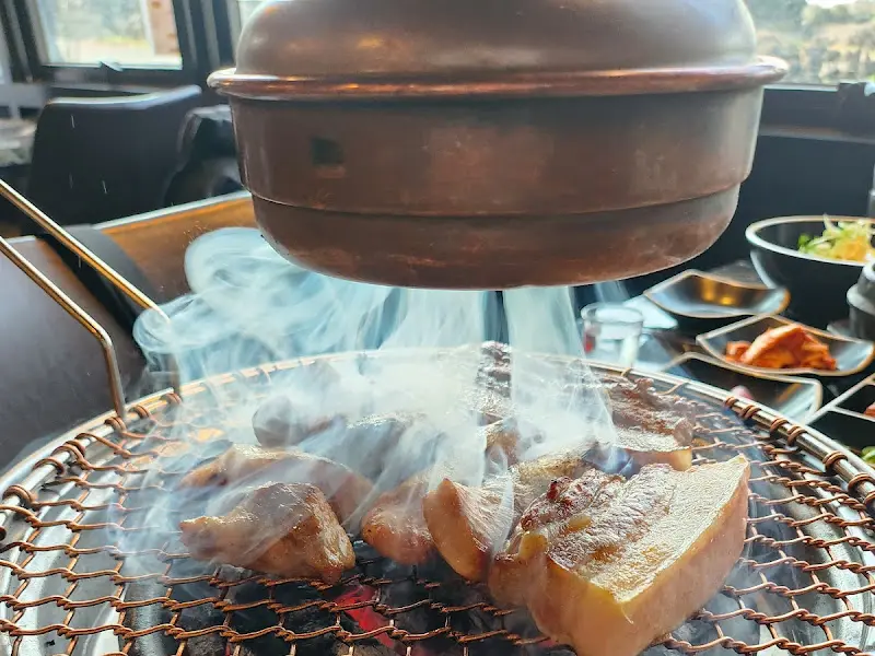 숯불 위에서 익어가는 흑돼지