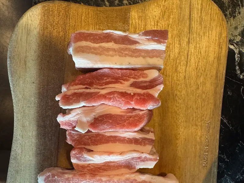 두툼한 흑돼지 오겹살