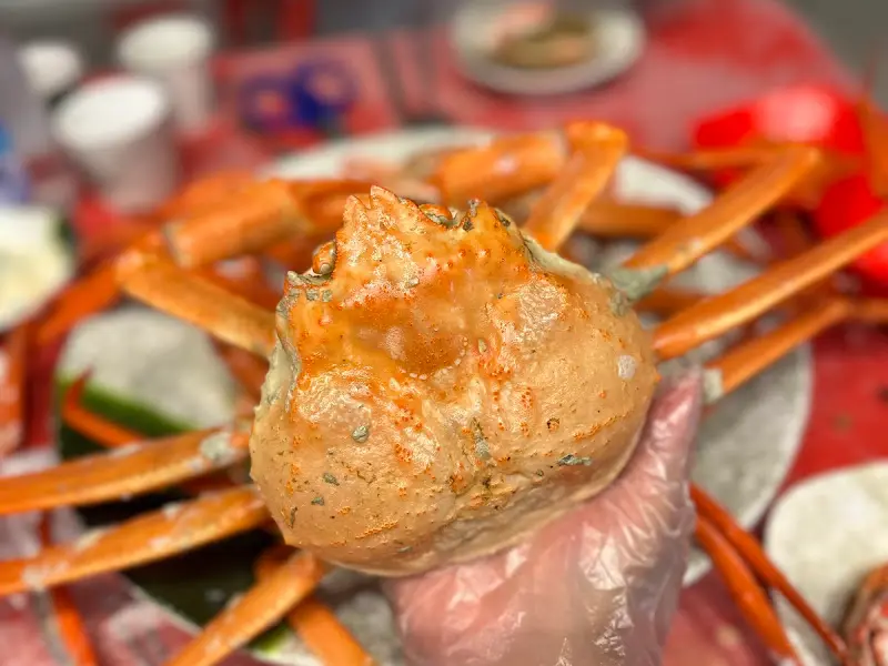 싱싱한 홍게를 손에 들고 있는 모습