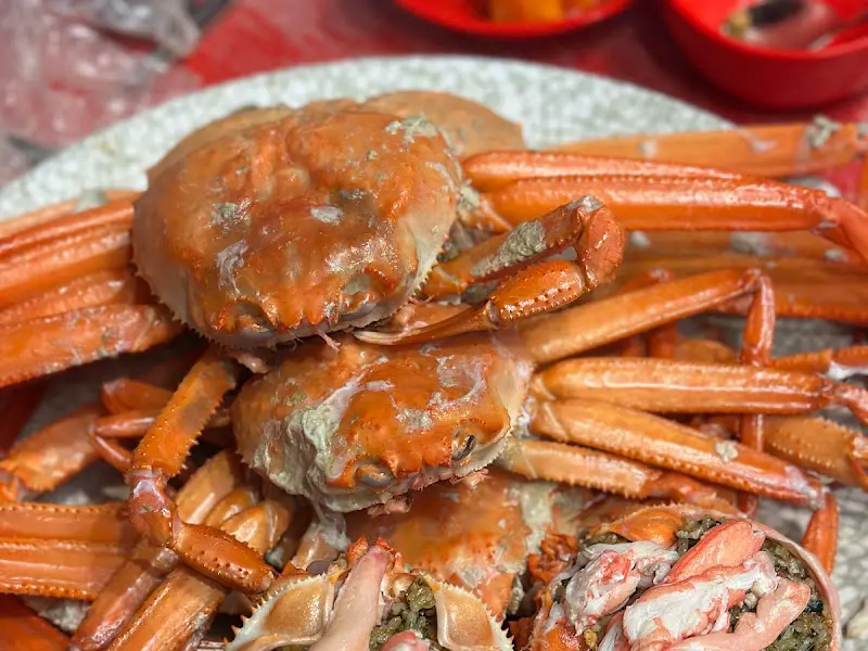 푸짐하게 쌓인 홍게