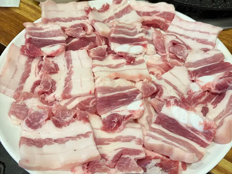 두툼하게 썰린 삼겹살