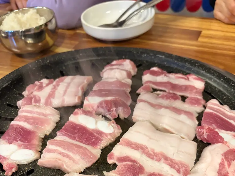 숯불 위에서 익어가는 삼겹살