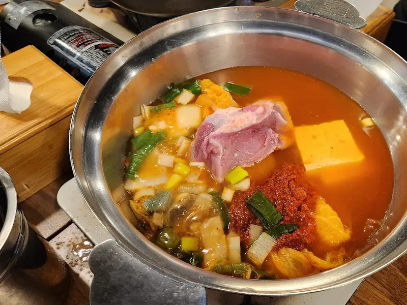 보글보글 끓고 있는 석정갈비 김치찌개