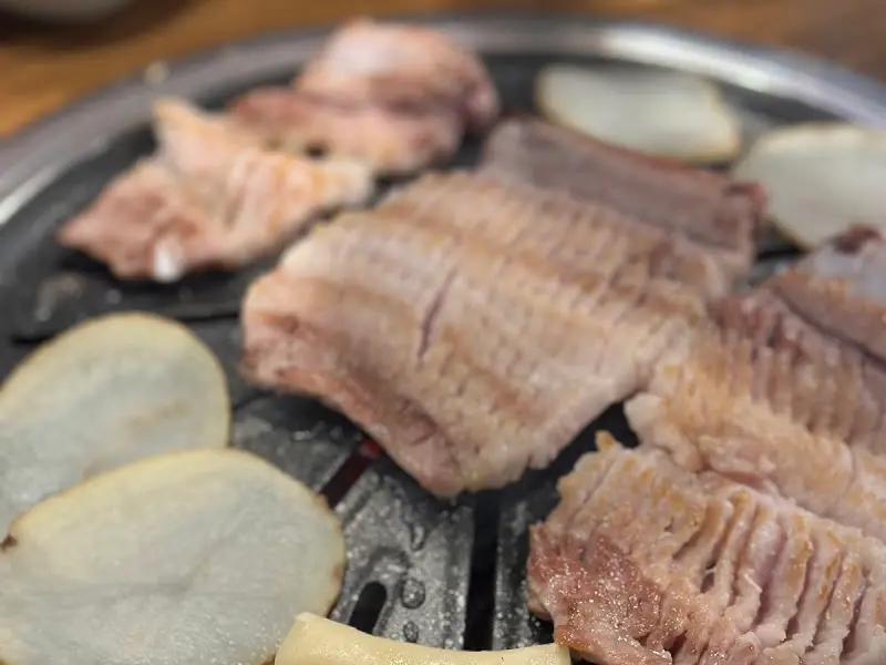 불판 위에서 익어가는 갈비