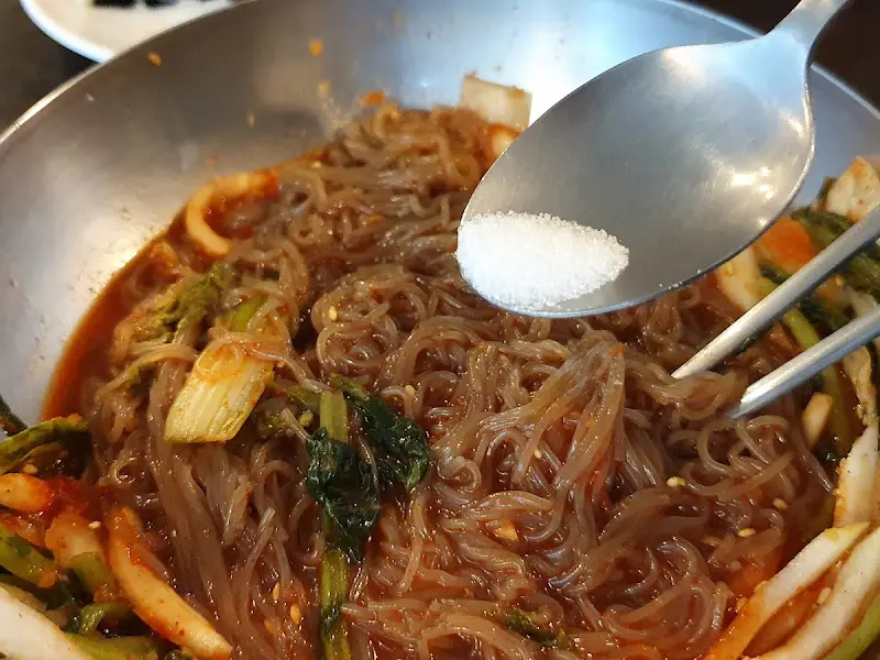 냉면에 설탕 뿌리기