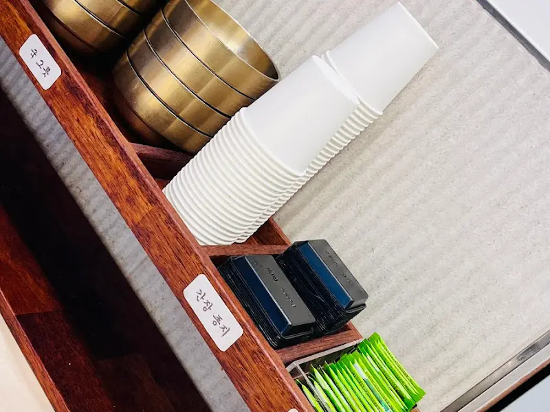 깔끔하게 정돈된 테이블