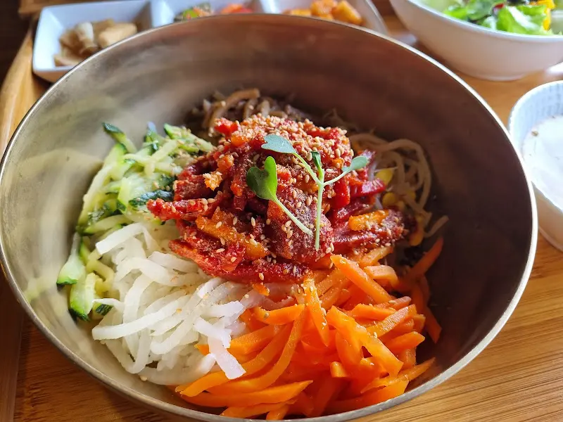 먹음직스러운 육회비빔밥