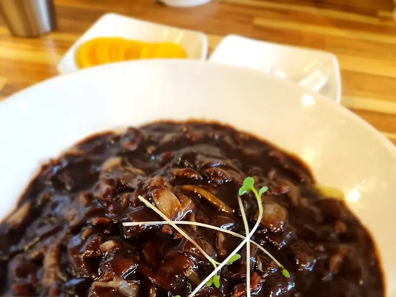 윤기가 자르르 흐르는 짜장면