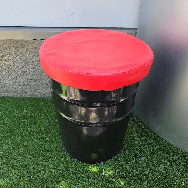 빨간 의자가 인상적인 야외 테이블