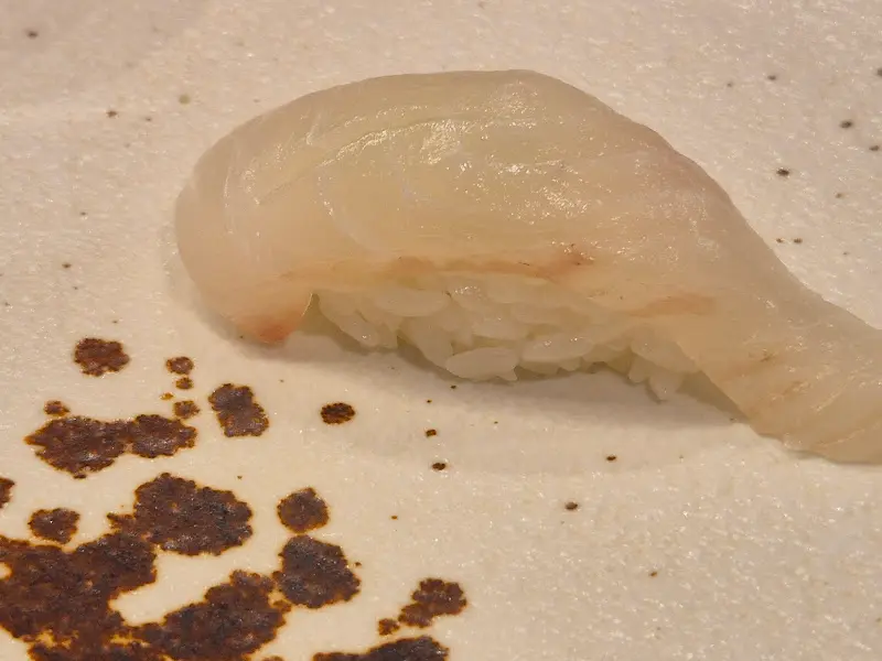 윤기가 흐르는 광어 초밥