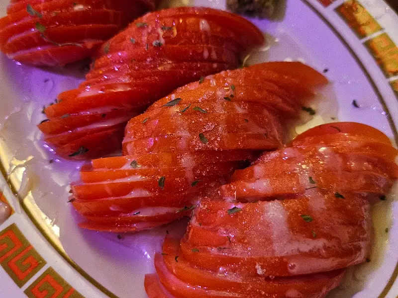 얇게 썰린 토마토 슬라이스