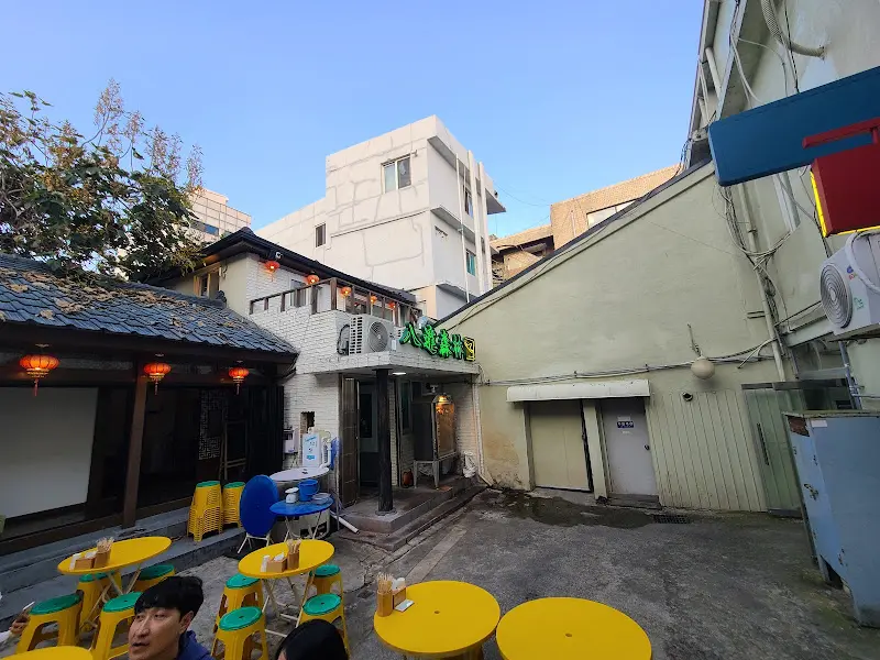 밝은 야외 테이블 좌석