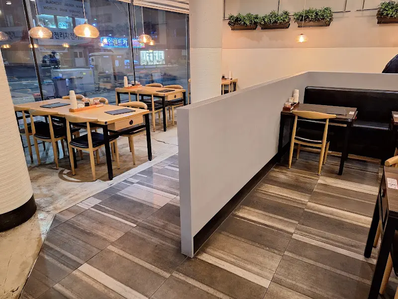 넓은 테이블 간 간격