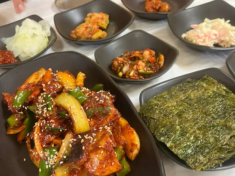 다채로운 밑반찬들이 정갈하게 담겨 있는 모습