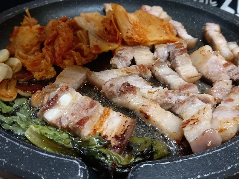 숯불 위에서 익어가는 토종 왕 삼겹살