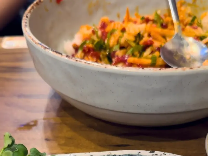 육회비빔밥 비비는 모습