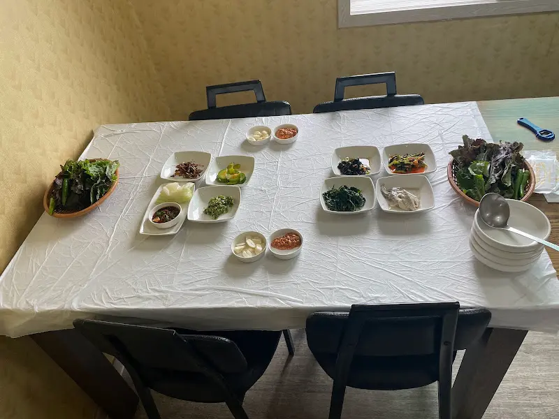 깔끔하게 차려진 테이블