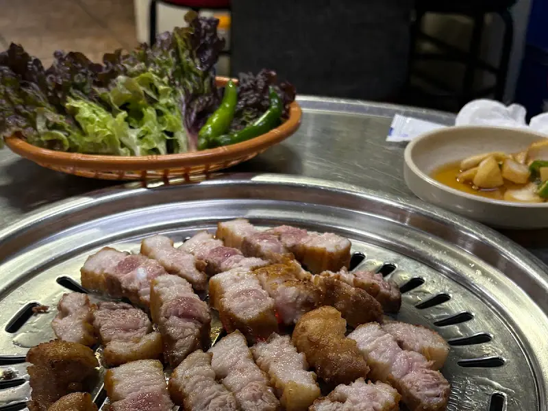 초벌된 스테이크 삼겹살과 신선한 쌈 채소