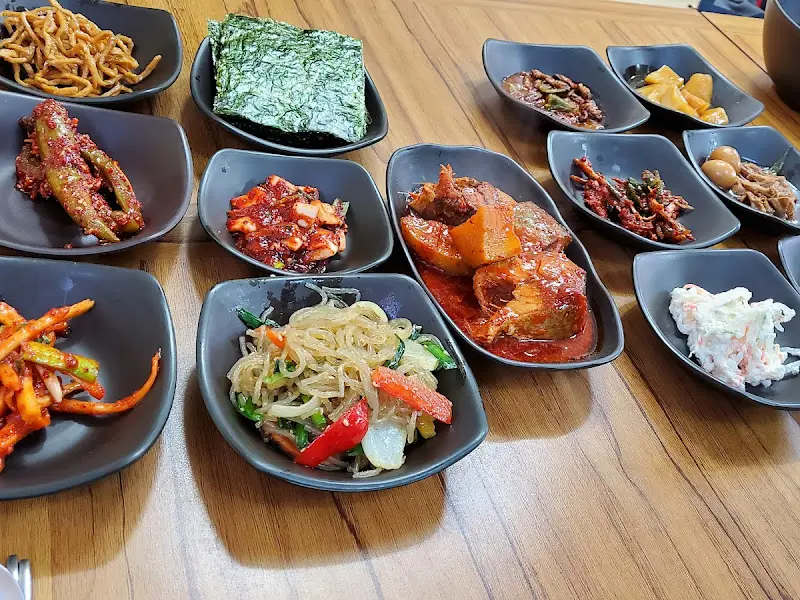 다양한 종류의 밑반찬들이 테이블 가득 차려진 모습