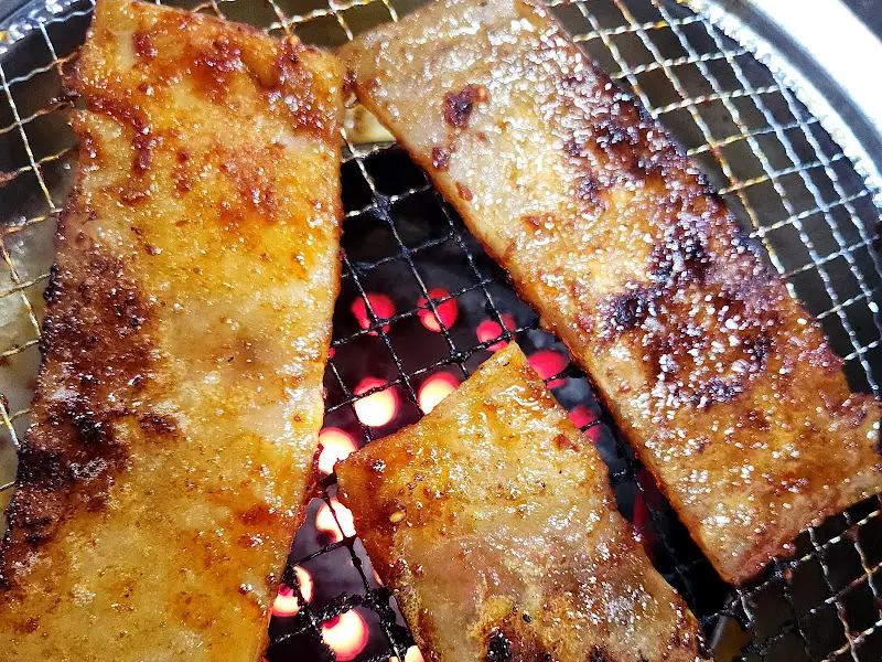 불판 위에서 익어가는 스테이크 삼겹살