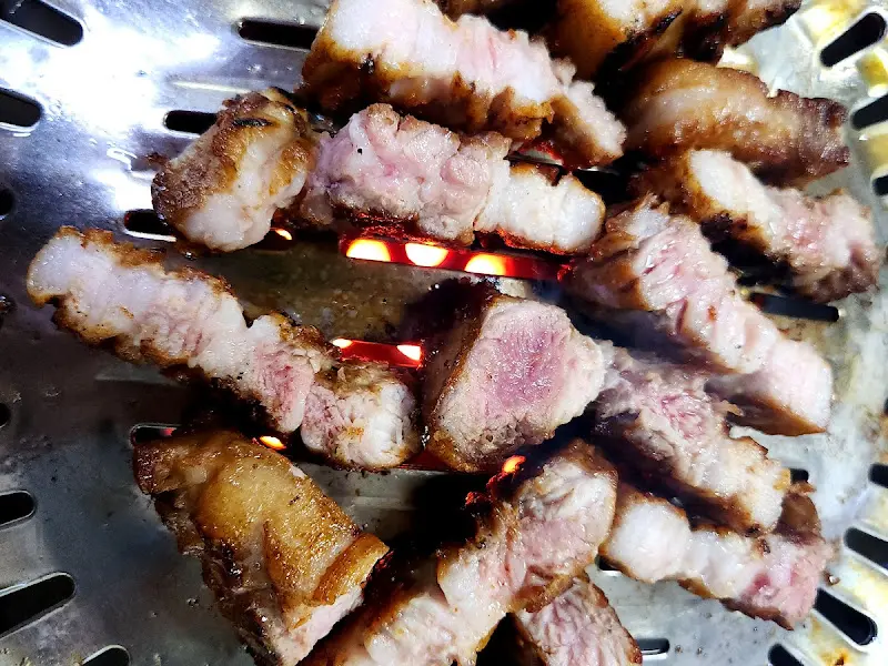 연탄불에 맛있게 구워진 삼겹살