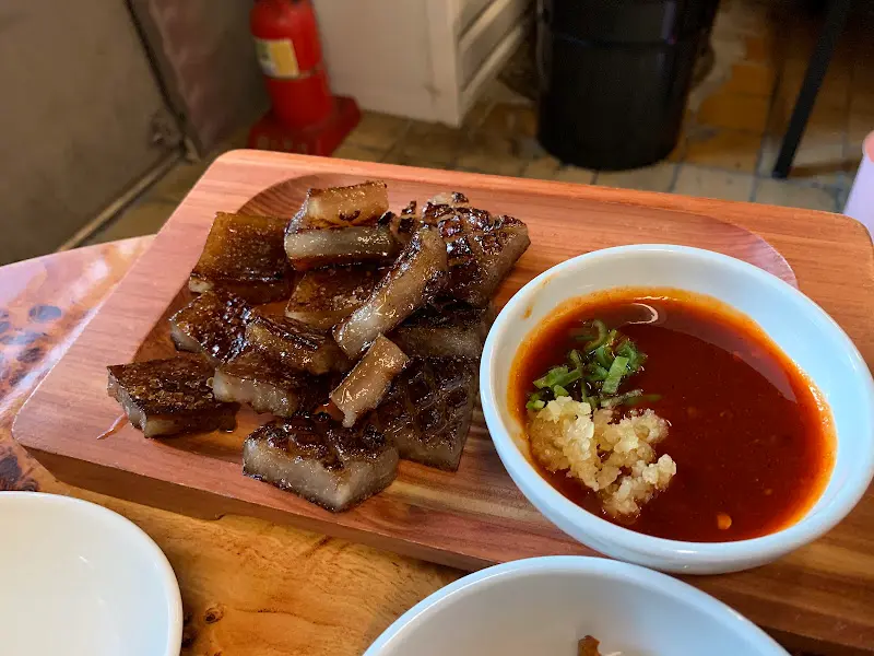 특제 소스와 함께 제공되는 껍데기