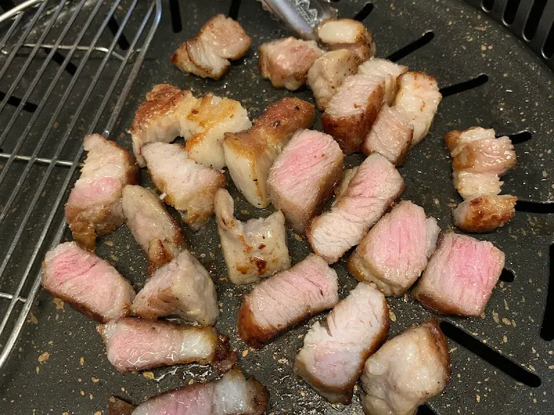 불판 위에 구워지는 목살