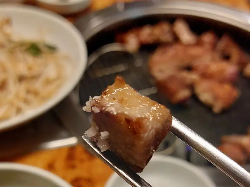 젓가락으로 집은 목살