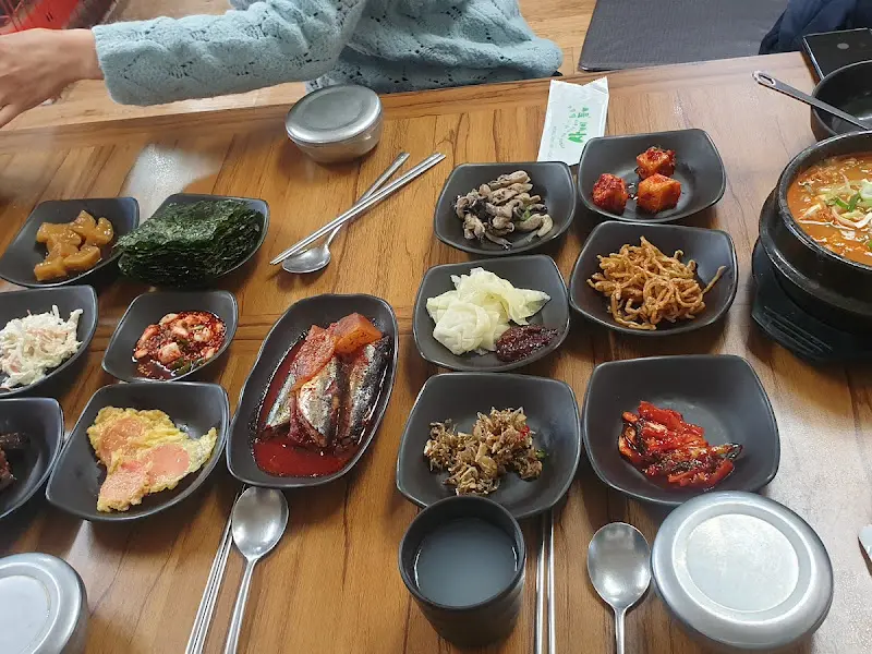 테이블 위에 가득 차려진 음식들의 모습