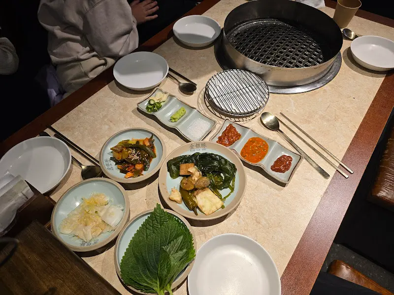 다채로운 곁들임과 함께 즐기는 풍성한 한 상