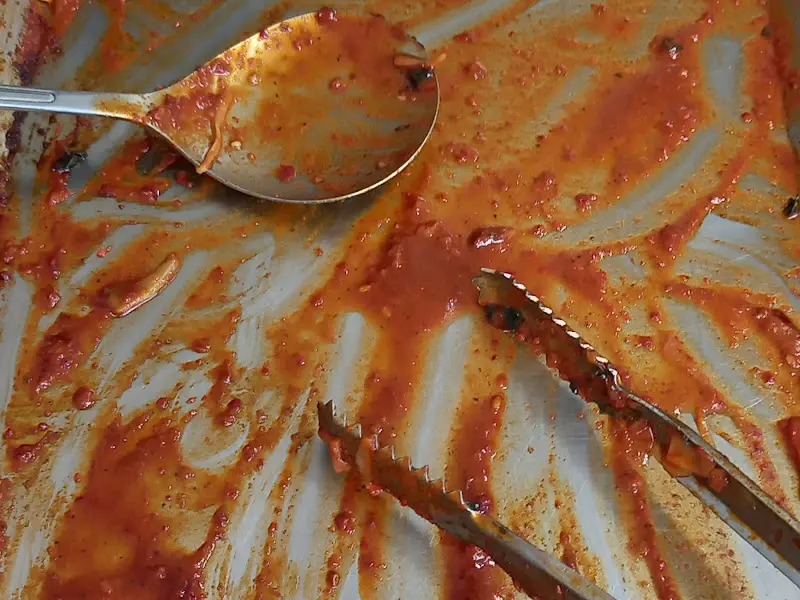 깨끗하게 비워진 철판