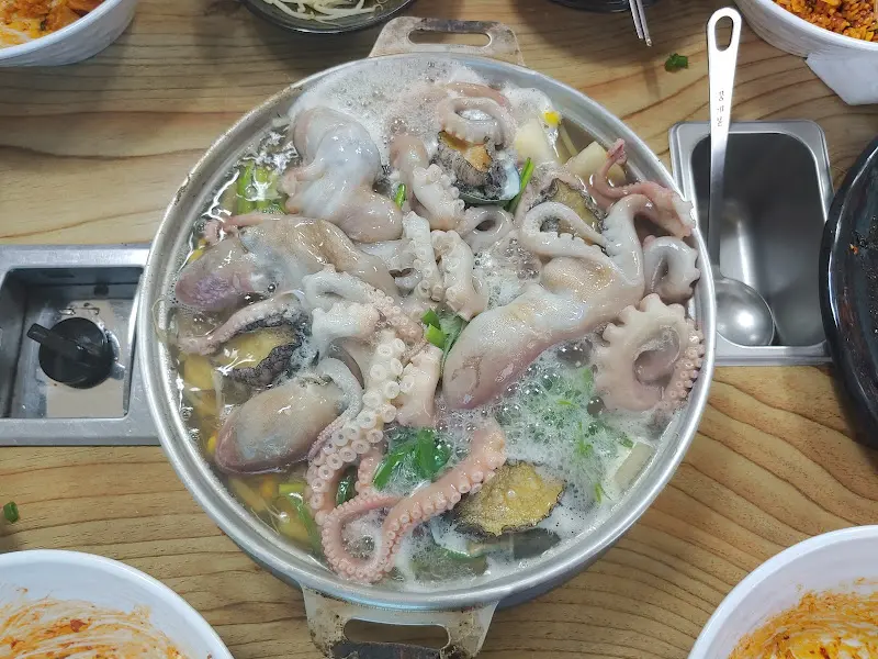 커다란 냄비에 담긴 낙지 요리