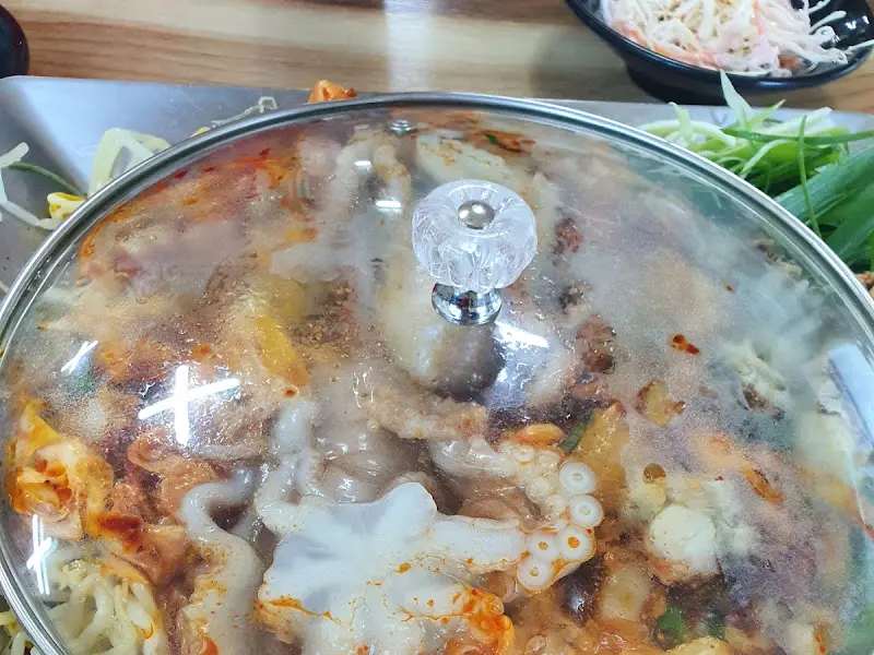 뚜껑이 덮인 냄비