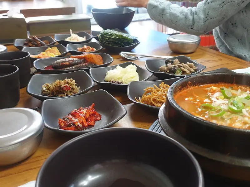 테이블 가득 차려진 다양한 종류의 밑반찬