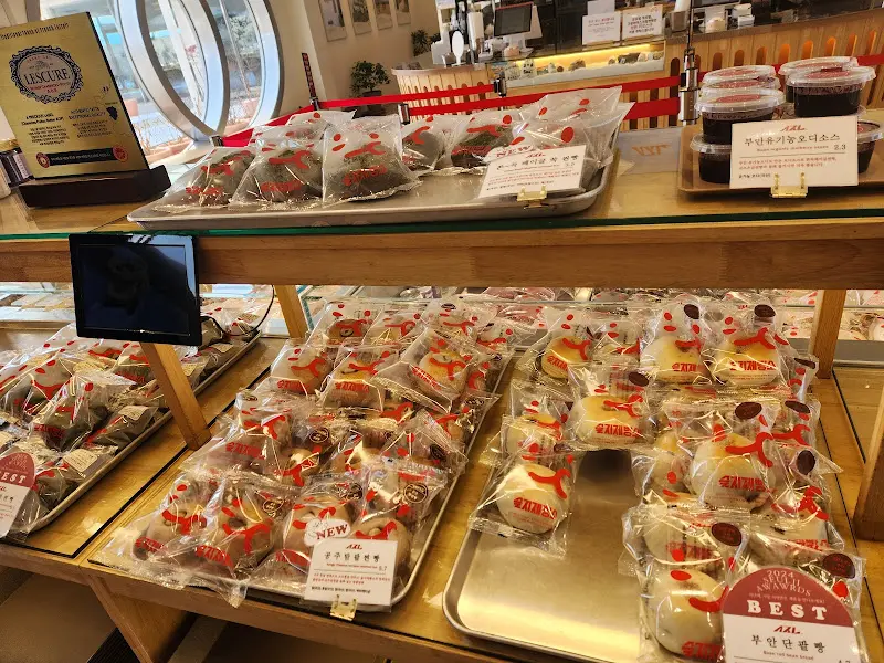 다양한 찐빵이 진열된 모습