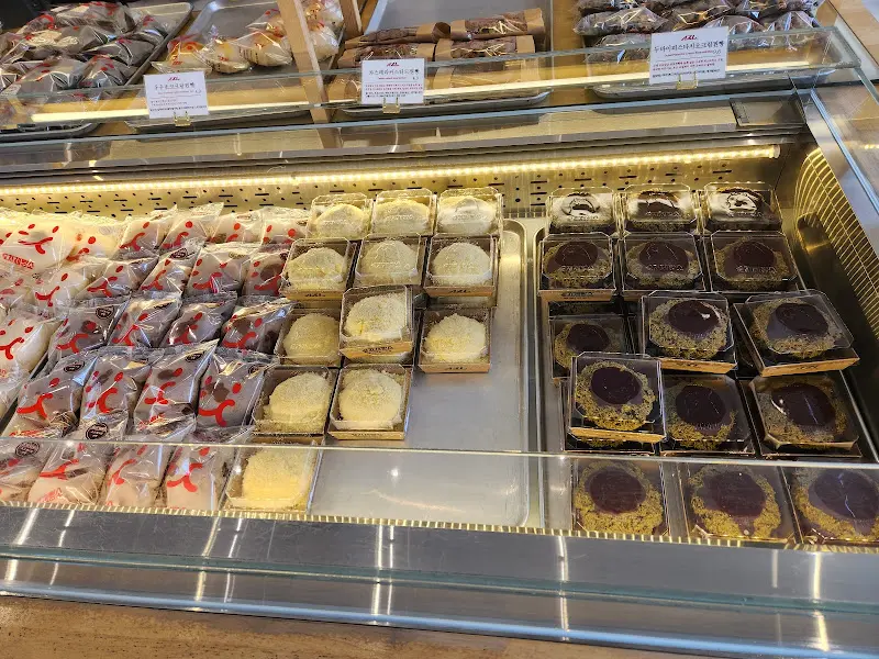 쇼케이스 가득한 빵