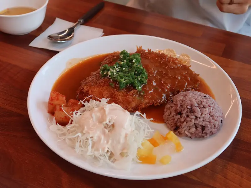 깔끔하게 비워진 땡초 돈까스 접시