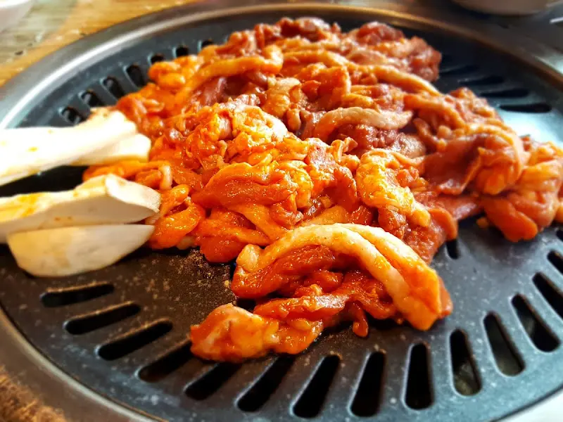 숯불 위에서 맛있게 익어가는 오리고기