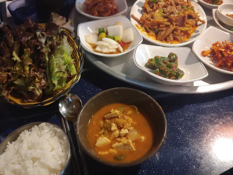 정갈하게 차려진 밑반찬